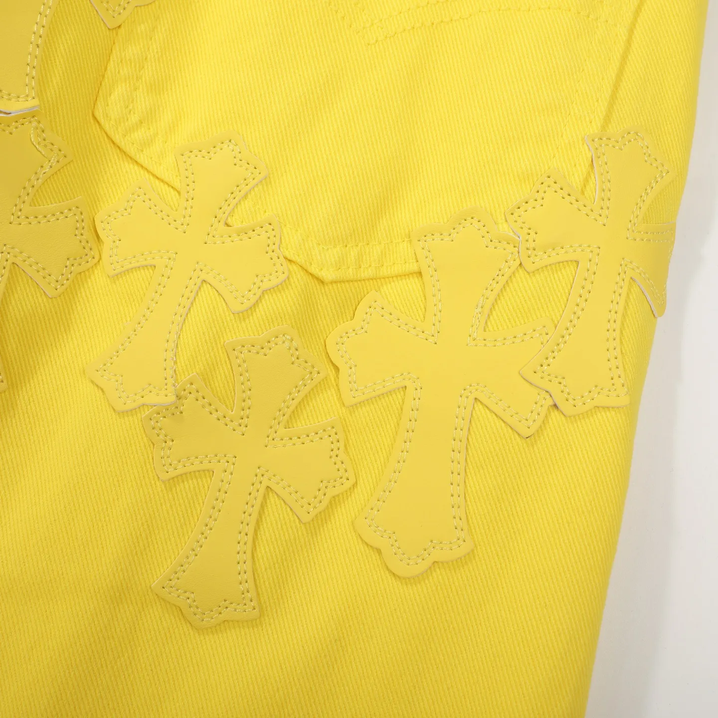 P280 Chrome hearts CH Fan Chengcheng's same style New York limited large leather label dopamine yellow jeans Special Italian cowhide printed and cut Customized sheepskin three-layer thick thread leather The whole body is spliced in heavy water washing craftsman's hand-splashed ink You can see the details Three-dimensional cutting version Loose and comfortable, not picky about the figure Make you taller and slimmer Factory Seiko Original quality control Same style for men and women Can be matched with couples Versatile recommendation Necessary jeans for all seasons Color: lemon yellow Size: s m l xl